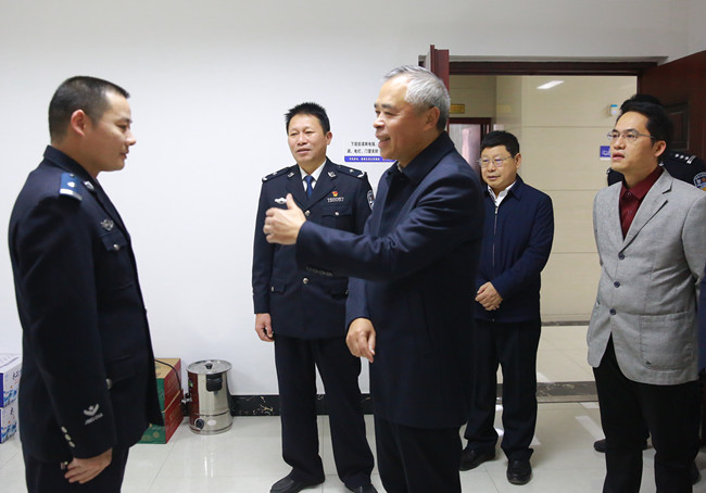 河池市长唐云舒慰问自治区敬业奉献模范韦加志