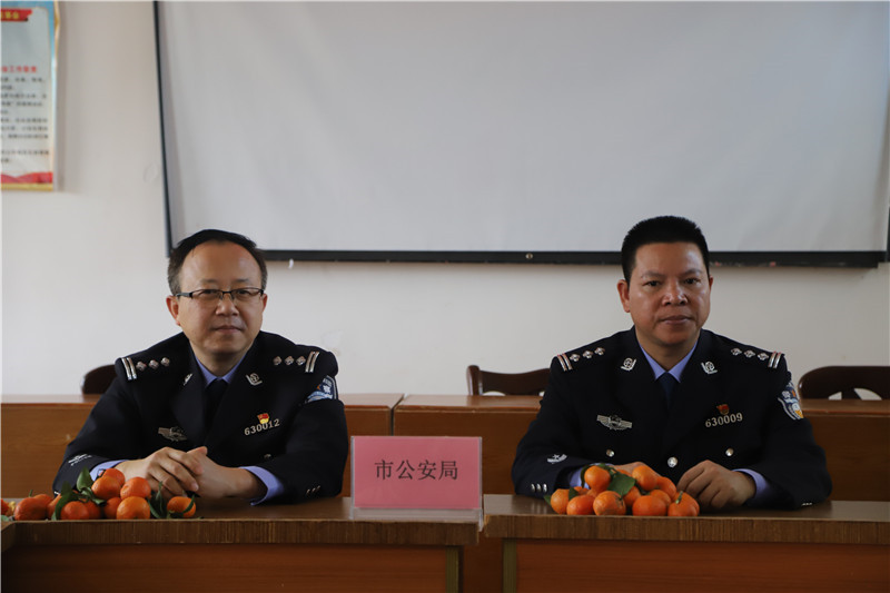 钦州:钦州市公安局举行2020年"迎新春送温暖"冬衣大米