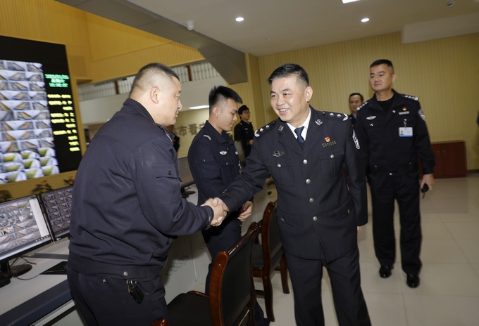 玉林:副市长,市公安局局长罗棋权慰问一线值勤人员