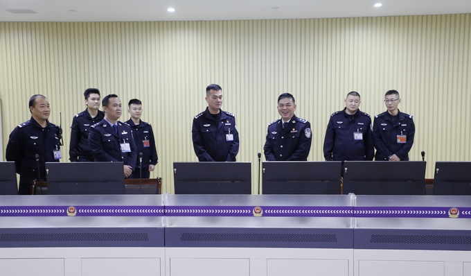 玉林:副市长,市公安局局长罗棋权慰问一线值勤人员