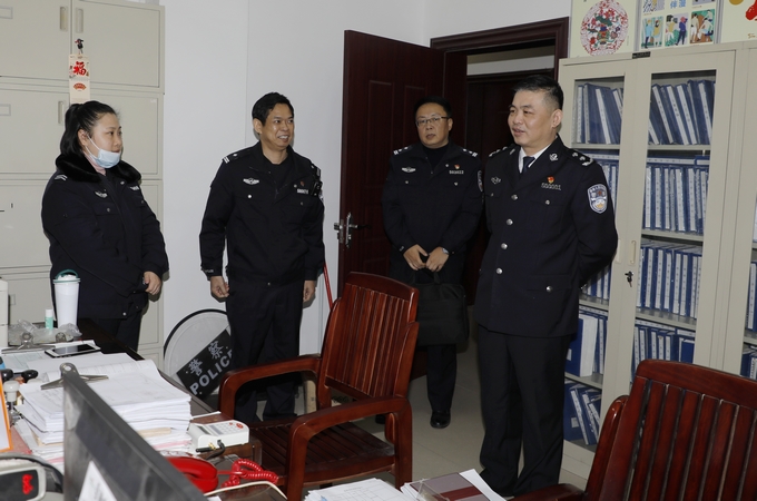 玉林:副市长,市公安局局长罗棋权慰问一线值勤人员